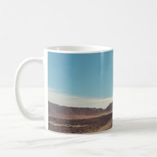 Auto auf schwarzer Asphaltstraße Kaffeetasse