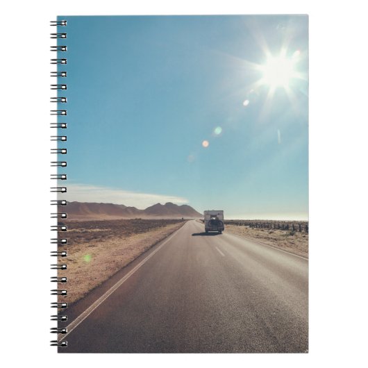 Auto auf schwarzer Asphaltstraße Notizblock (Vorderseite)