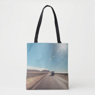 Auto auf schwarzer Asphaltstraße Tasche