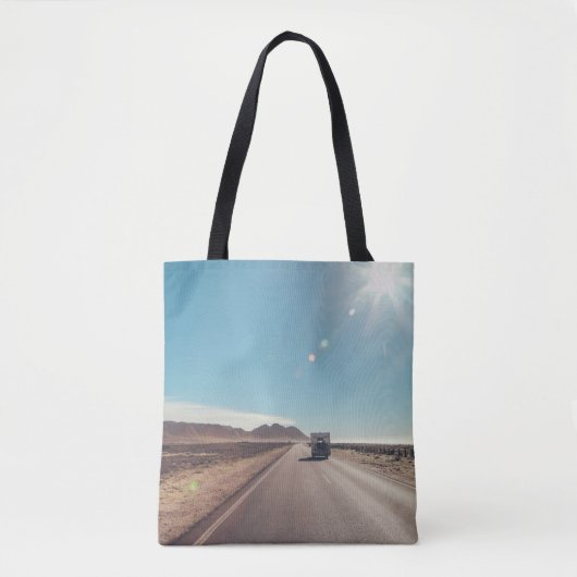 Auto auf schwarzer Asphaltstraße Tasche (Vorderseite)