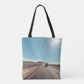 Auto auf schwarzer Asphaltstraße Tasche (Rückseite)