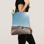 Auto auf schwarzer Asphaltstraße Tasche (Von Nahem)