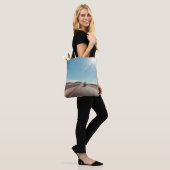 Auto auf schwarzer Asphaltstraße Tasche (Am Model)