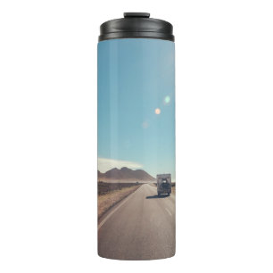 Auto auf schwarzer Asphaltstraße Thermosbecher