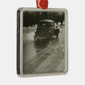 Auto auf Straße Silbernes Ornament (Rechts)
