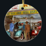 Auto - benutzt - das Verkaufsargument 1939 Keramik Ornament<br><div class="desc">Colorized Foto ab 1939 Ursprünglicher Titel: Gebrauchtwagenlos, Baumwollsammelnjahreszeit Standort: Clarksdale, Mississippi-Dreieck Was muss ich tun, damit Sie Sie veranlassen, Zuhause mit dieser Schönheit heute zu fahren? Wie Sie sehen können, dass dieses unser Standardvierradmodell ist, kommt es mit einem kompletten Motor und Sitzen. Wie Sie sehen können, ist der Motor völlig...</div>