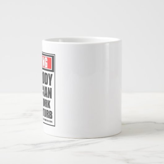 Auto-Body-Techniker hart am Arbeitsplatz warnen Jumbo-Tasse (Vorderseite)