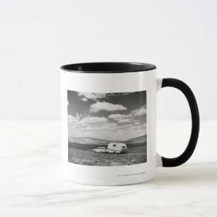 Auto, das Anhänger auf Straße zieht Tasse