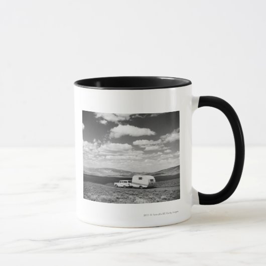 Auto, das Anhänger auf Straße zieht Tasse (Rechts)