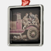 Auto-Mechaniken für Mädchen in den 20er Jahren Silbernes Ornament (Links)