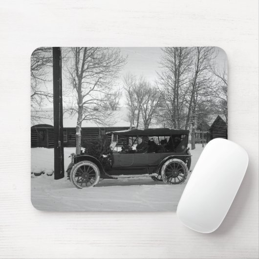 Auto mit dem Weihnachtsbaum gebunden auf der Haube Mousepad (Mit Mouse)