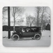 Auto mit dem Weihnachtsbaum gebunden auf der Haube Mousepad (Vorne)