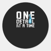 Auto mit einem Detail zu einem Zeitpunkt Runder Aufkleber (Vorderseite)