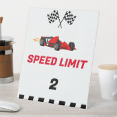 Auto-Rennen wachsen auf zwei Geschwindigkeits-Limi Sockelschild (In Situ)
