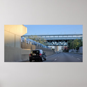 Auto und Zug auf dem Highway Poster