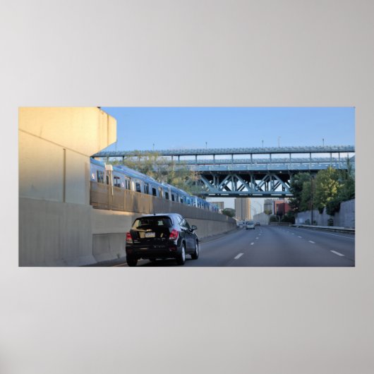 Auto und Zug auf dem Highway Poster (Vorne)
