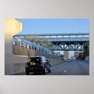 Auto und Zug entlang der Autobahn Poster