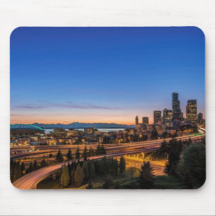 Autobahn I-5 und Innenstadt Seattle bei Dämmerung Mousepad