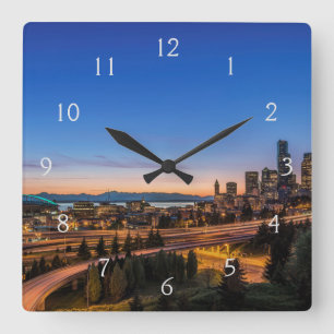 Autobahn I-5 und Innenstadt Seattle bei Dämmerung Quadratische Wanduhr
