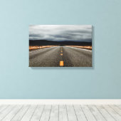 Autobahn zu Bergen unter bewölktem Himmel Leinwanddruck (Insitu (Holzboden))