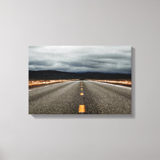 Autobahn zu Bergen unter bewölktem Himmel Leinwanddruck (Vorderseite)