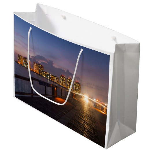 Autofahrt auf Navarra Beach Pier Große Geschenktüte (Vorderseite Schrägansicht)