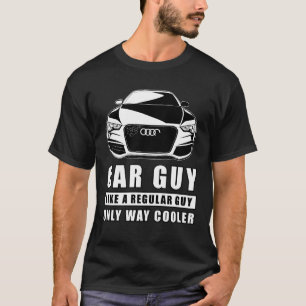 Autofanatiker wie ein normaler Typ, nur viel coole T-Shirt