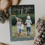 Autograph | Frohe Weihnachten Vertikales Foto<br><div class="desc">Versenden Sie Ihre Urlaubstage mit unseren eleganten Fotokarten an Freunde und Familie im schicken Stil. Das Design zeigt Ihr liebstes vertikal oder portrait orientiertes Foto mit "Frohe Weihnachten" überlagert oben in weißem handgeschriebenem Schrift. Personalisieren Sie mit Ihrem Familiennamen und dem Jahr unten.</div>