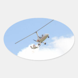 Autogyro im Flug Ovaler Aufkleber