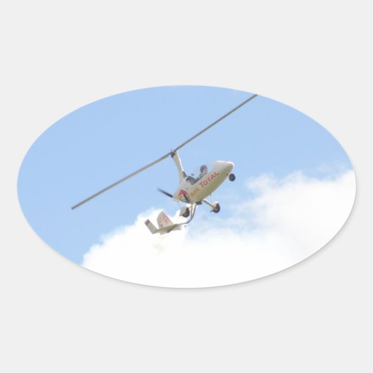 Autogyro im Flug Ovaler Aufkleber (Vorderseite)