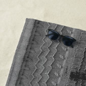 Autoreifen-Bahnen auf grauem Strandtuch (Beispiel)