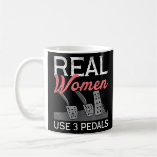 Autoreise Echte Frauen verwenden 3 Pedale Kaffeetasse