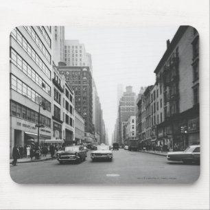 Autos, die auf Stadtstraße B&W fahren Mousepad