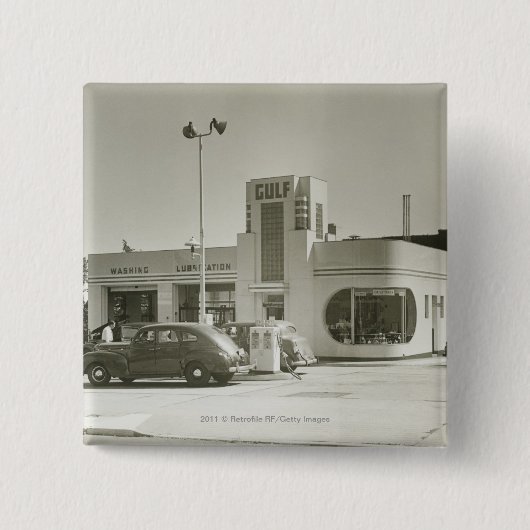 Autos geparkt an der Tankstelle Button (Vorderseite)