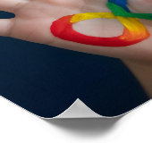 Auttistische Kinderhand mit Rainbow Infinity Symbo Poster (Ecke)
