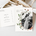 Autumn Boho Hochzeit im Herbst Save the Date Postc Postkarte<br><div class="desc">Dieses Herbst Bohemische BlumenWedding Save the Date Postcard aus der Emilia-Kollektion bietet handgezeichnet Blumenmuster in den Herbstfarben Bordeaux, Rosa und Gold, die ein Foto des wunderschönen Paares bilden. Personalisieren Sie es einfach und schnell mit Ihren Daten. Klicken Sie einfach auf den Button "Anpassen", um Stil und Position des Textes zu...</div>