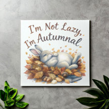 Autumn Bunny in Blätter mit Funny Lazy Zitat