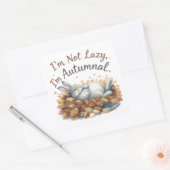 Autumn Bunny in Blätter mit Funny Lazy Zitat Quadratischer Aufkleber (Umschlag)