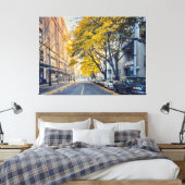 Autumn City Street mit gelben Bäumen Leinwanddruck (Insitu (Schlafzimmer))