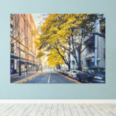 Autumn City Street mit gelben Bäumen Leinwanddruck (Insitu (Holzboden))