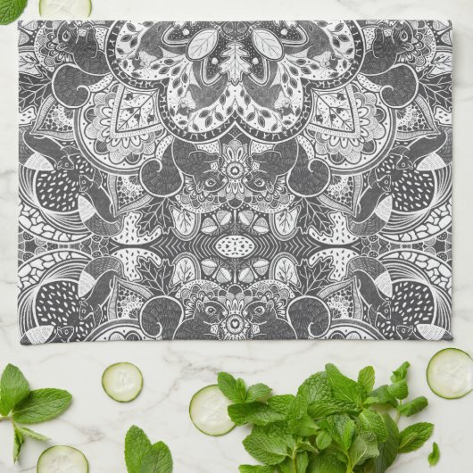 Autumn Eichhörnchen Mandala Hand Gezeichnet Geschirrtuch (Gefaltet)