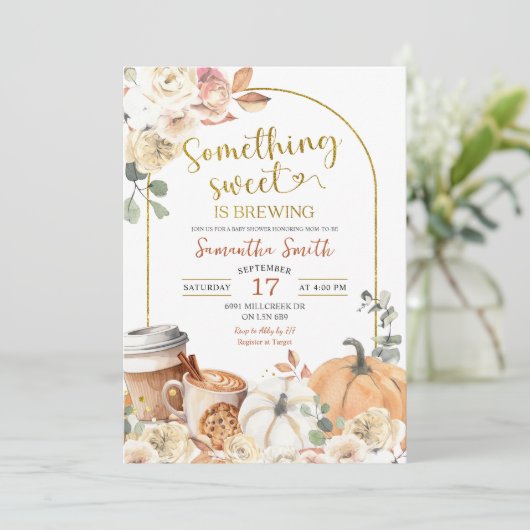 Autumn Floral Pumpkin Latte Brewing Baby Shower Einladung (Stehend Vorderseite)