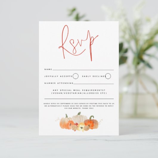 Autumn Glittery Pumpkins Florals Script QR Code RSVP Karte (Stehend Vorderseite)
