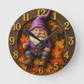 Autumn gnome with maple leaves rustic runde wanduhr (Vorderseite)
