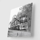 Autumn Monochrome Powerful Diesel Train Quadratische Wanduhr (Winkel)