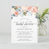 Autumn Peach Floral Curly Script Brautparty Einladung (Stehend Vorderseite)