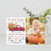 Autumn Pumpkin Blätter Red Truck Birthday Foto Einladung (Stehend Vorderseite)