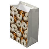 Autumn Pumpkin Harvest Pattern | Rustikaler Fall Mittlere Geschenktüte (Vorderseite Schrägansicht)