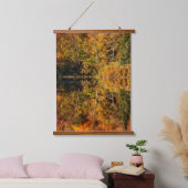 Autumn reflection on Coffin Pond Wandteppich Mit Holzrahmen (Schlafzimmer)
