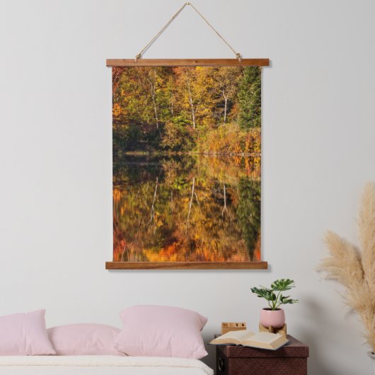 Autumn reflection on Coffin Pond Wandteppich Mit Holzrahmen (Schlafzimmer)